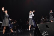 「PAINT GIRL」を歌う松本香穂（左）、千葉妃理（中央）、松井さやか（右）。