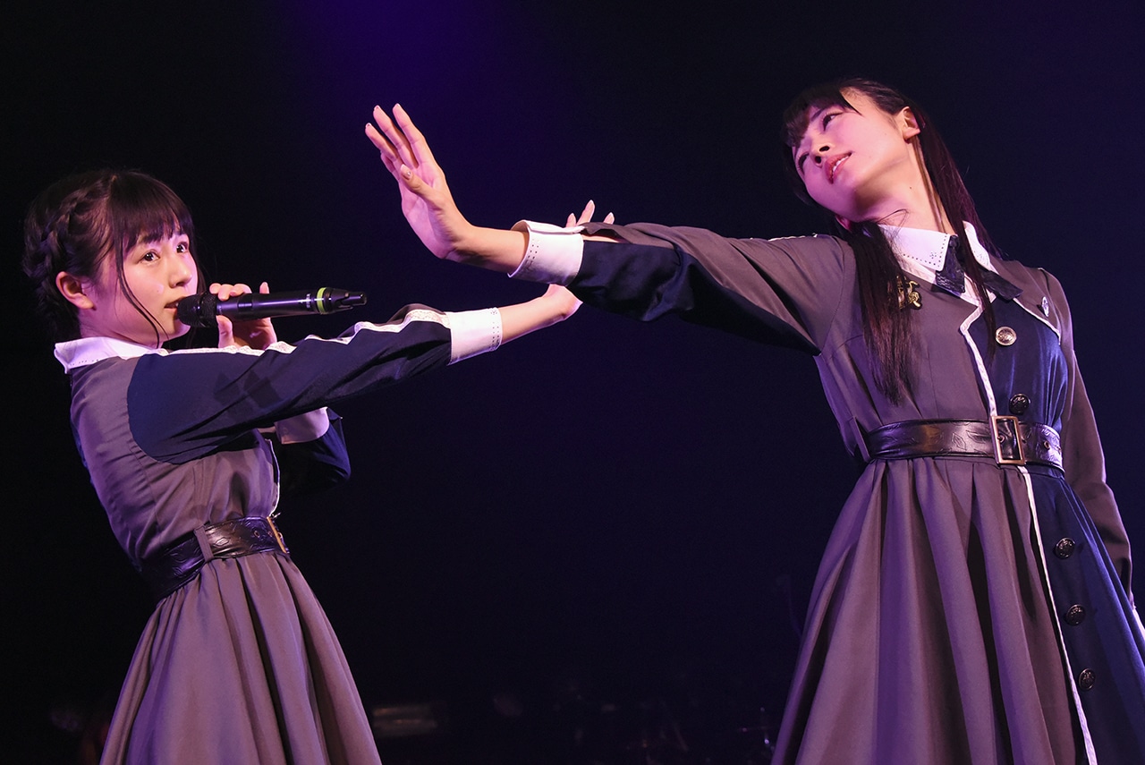 「さかさまの世界」を歌う栗田恵美（左）と岡田夢以（右）。