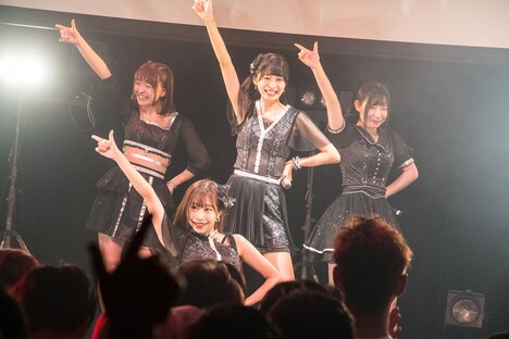 DEAR KISS「DEAREST DREAM」東京・TSUTAYA O-WEST公演の様子。（写真提供：FIFTY-FIFTY inc.）