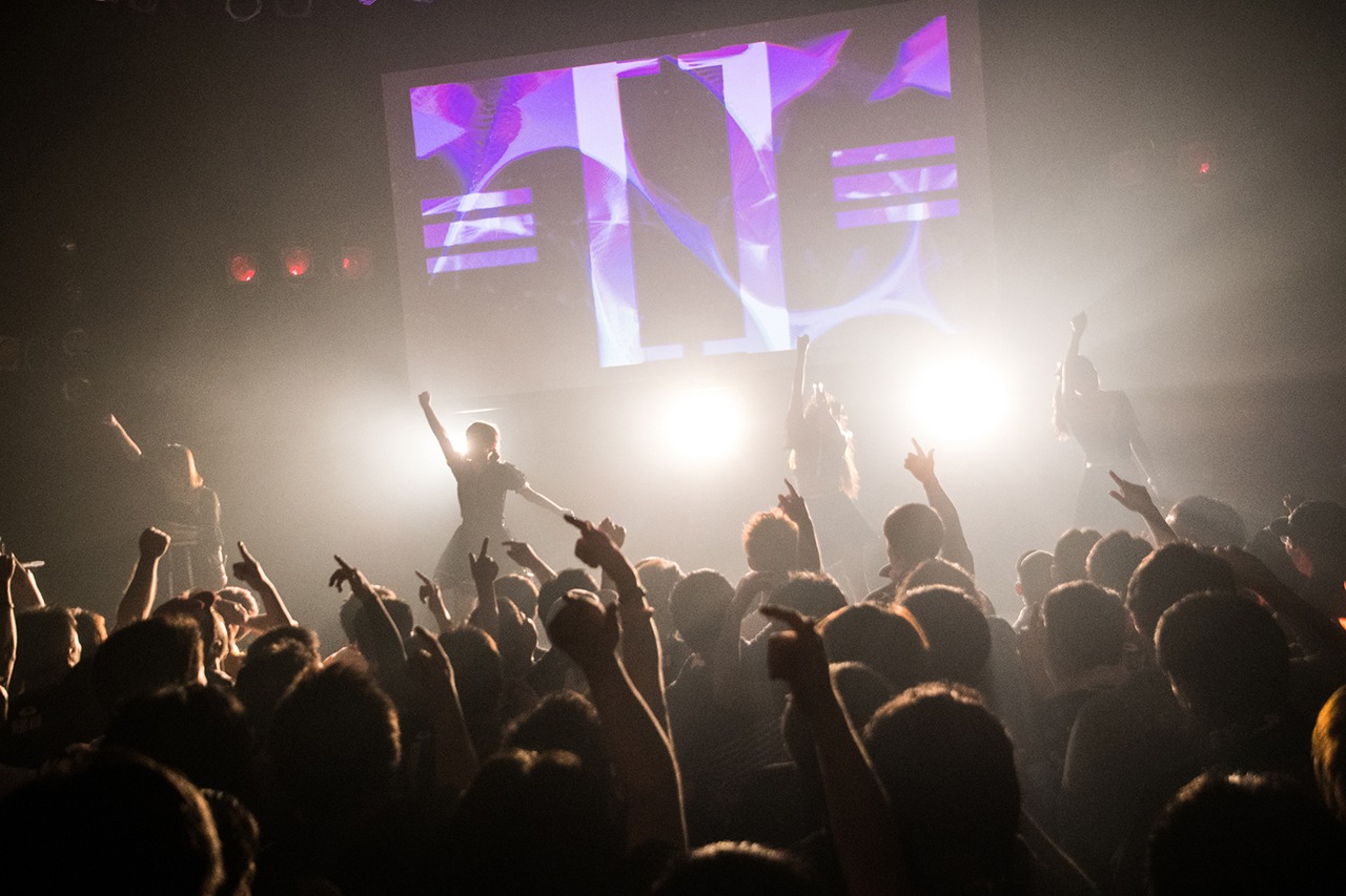 DEAR KISS「DEAREST DREAM」東京・TSUTAYA O-WEST公演の様子。（写真提供：FIFTY-FIFTY inc.）