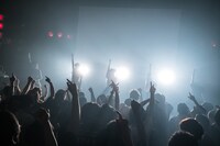 DEAR KISS「DEAREST DREAM」東京・TSUTAYA O-WEST公演の様子。（写真提供：FIFTY-FIFTY inc.）