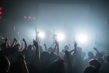 DEAR KISS「DEAREST DREAM」東京・TSUTAYA O-WEST公演の様子。（写真提供：FIFTY-FIFTY inc.）