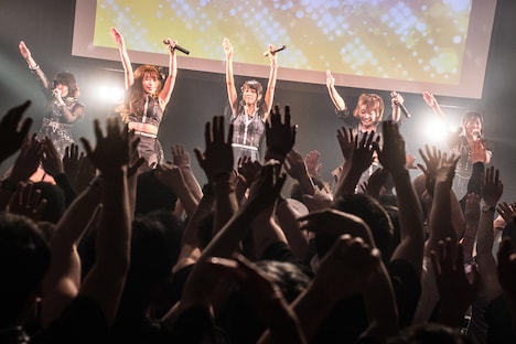 DEAR KISS「DEAREST DREAM」東京・TSUTAYA O-WEST公演の様子。（写真提供：FIFTY-FIFTY inc.）