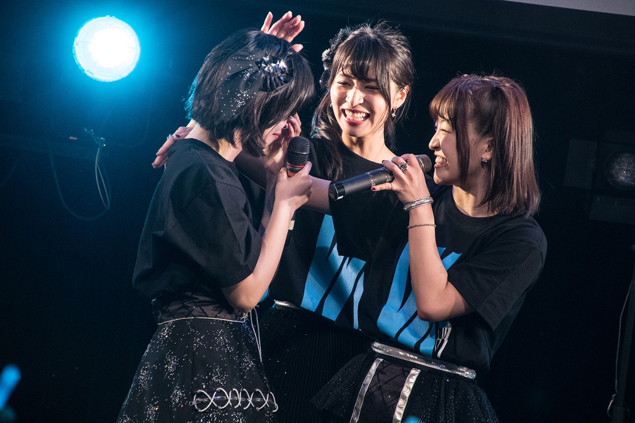 左から伊山摩穂、四島早紀、齋藤里佳子。（写真提供：FIFTY-FIFTY inc.）