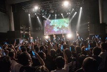 DEAR KISS「DEAREST DREAM」東京・TSUTAYA O-WEST公演の様子。（写真提供：FIFTY-FIFTY inc.）
