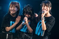 左から齋藤里佳子、伊山摩穂、四島早紀。（写真提供：FIFTY-FIFTY inc.）