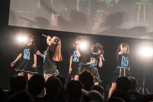 DEAR KISS「DEAREST DREAM」東京・TSUTAYA O-WEST公演の様子。（写真提供：FIFTY-FIFTY inc.）