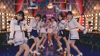 AKB48「Teacher Teacher」ミュージックビデオのワンシーン。(c)AKS / キングレコード