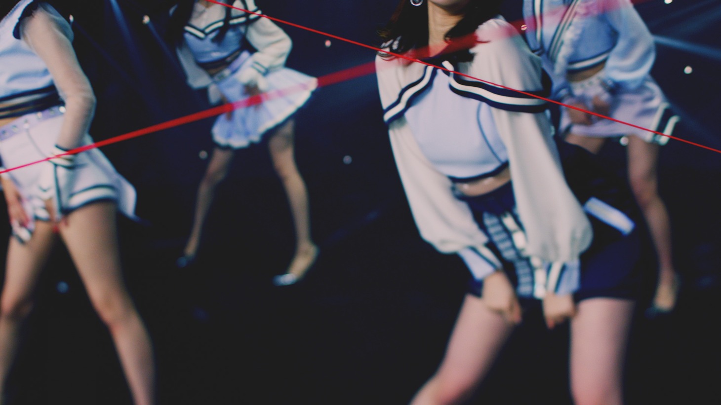 AKB48「Teacher Teacher」ミュージックビデオのワンシーン。(c)AKS / キングレコード