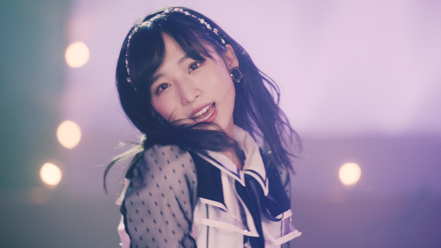 AKB48「Teacher Teacher」ミュージックビデオのワンシーン。(c)AKS / キングレコード