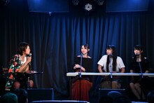 事務所の先輩Cupitronからトークを引き出す後輩の蟹江一平（左端）。