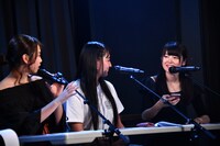 トーク中にInstagramアカウント登録を行う宮川里奈（右）。