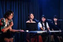 「THE LAST LIVE」というタイトルの真意を尋ねる蟹江一平（左端）。