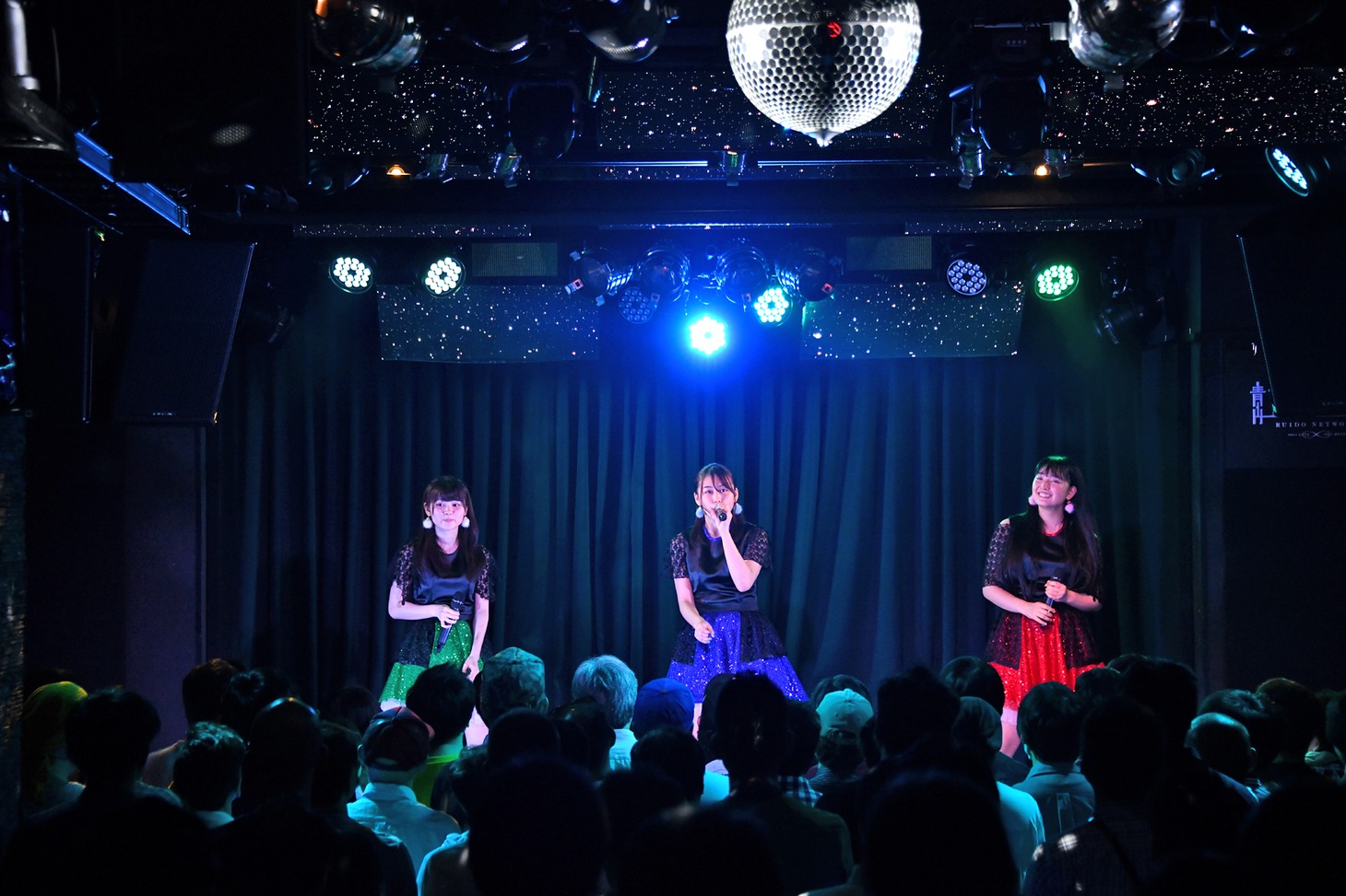 The Super Ballの「SKY」を歌うCupitron。