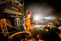 藤原“29才”広明（Dr）（撮影：青木カズロー）