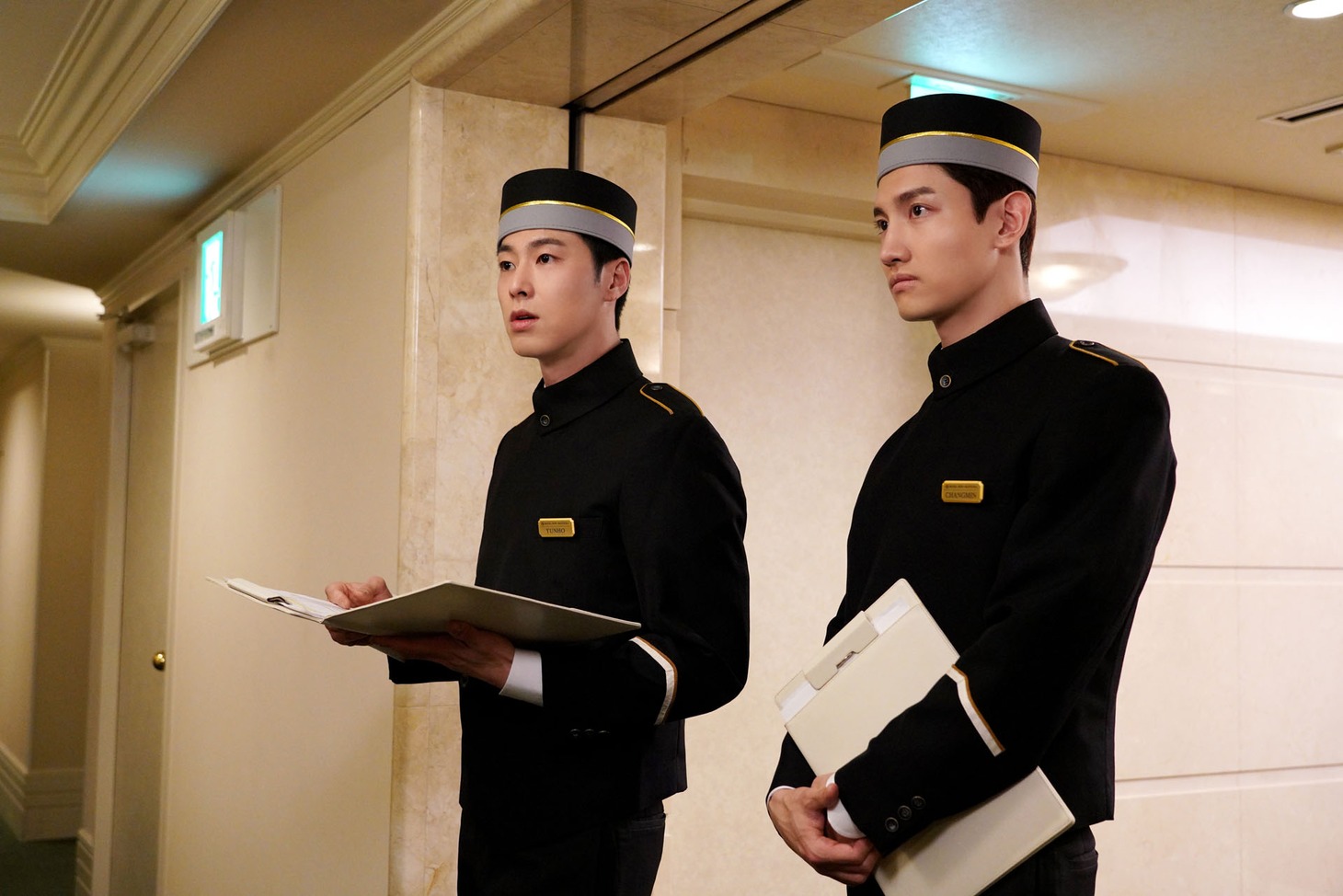 ドラマ「天才バカボン3～愛と青春のバカ田大学」でホテルマンを演じる東方神起。(c)日本テレビ