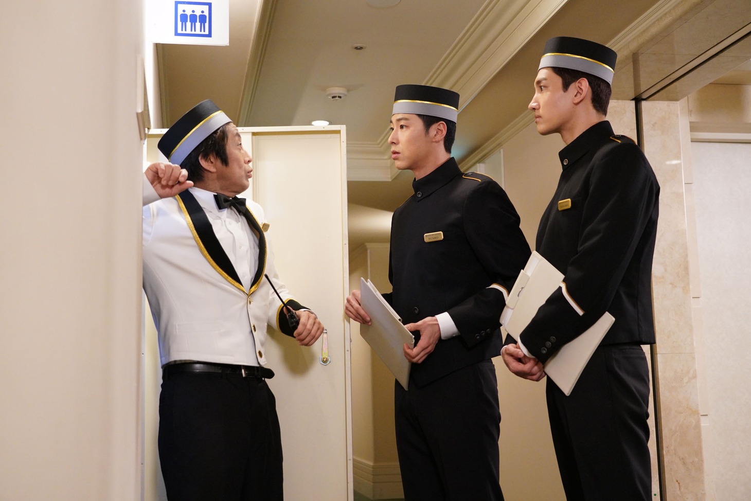 ドラマ「天才バカボン3～愛と青春のバカ田大学」でホテルマンを演じる東方神起。(c)日本テレビ