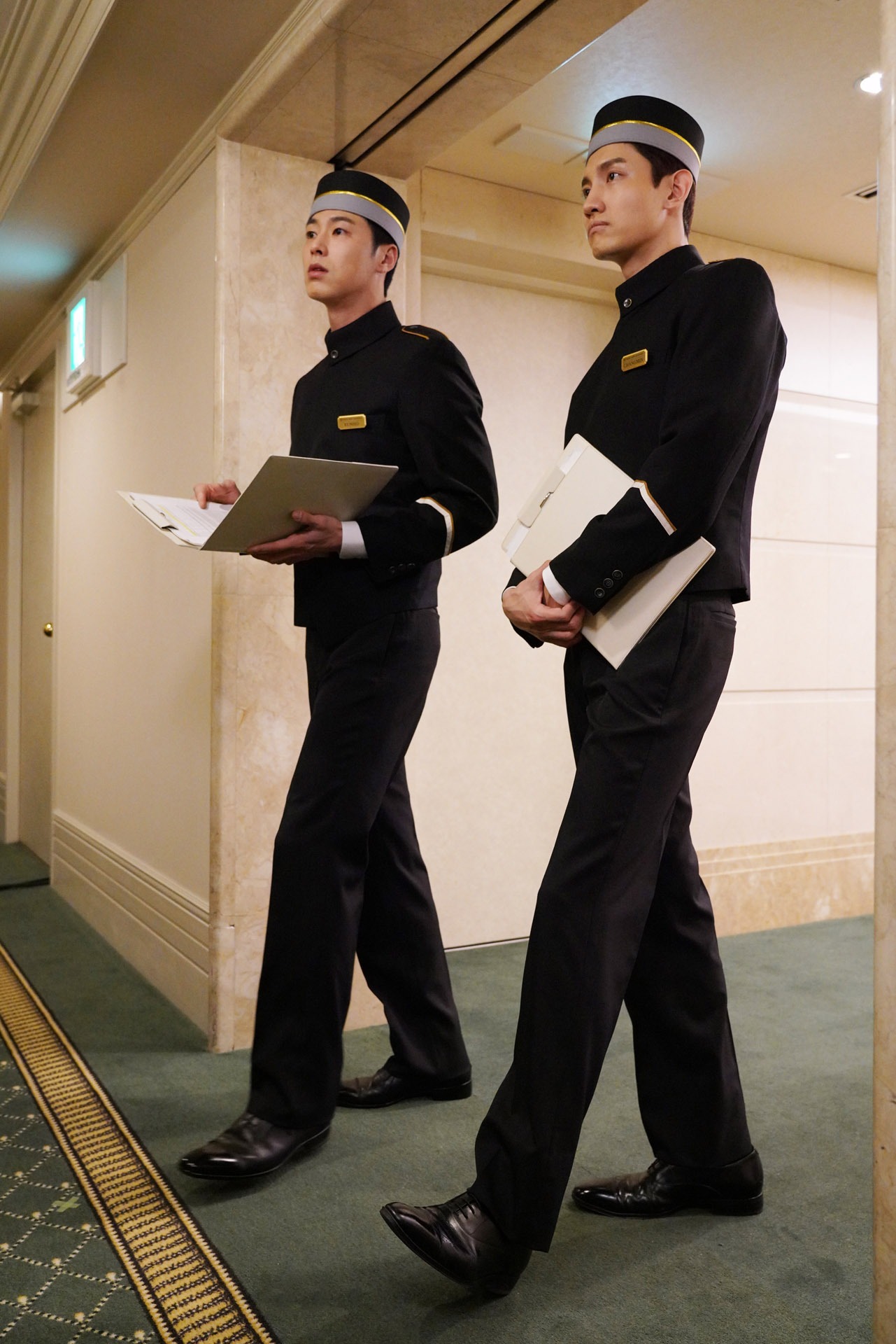 ドラマ「天才バカボン3～愛と青春のバカ田大学」でホテルマンを演じる東方神起。(c)日本テレビ