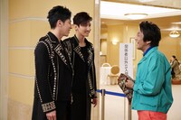 ドラマ「天才バカボン3～愛と青春のバカ田大学」で本人役を演じる東方神起。(c)日本テレビ