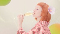 チョーヤ「さらりとした梅酒」CMのワンシーン。