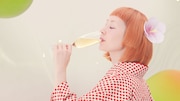 チョーヤ「さらりとした梅酒」CMのワンシーン。