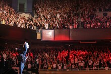 客席に向けて手を広げる柳沢亮太（G）。（撮影：鈴木公平）