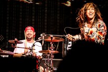 左から藤原“29才”広明（Dr）、渋谷龍太（Vo）。（撮影：鈴木公平）