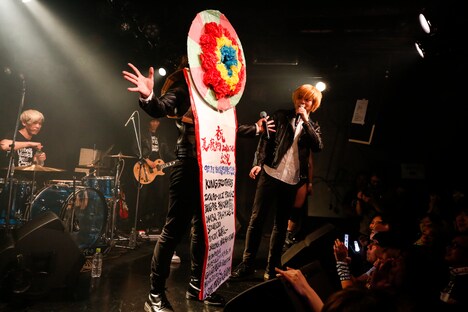 花輪のコスプレをする大内雷電。（撮影：西槙太一）