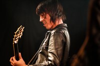 越川和磨（G / シン・マモノBAND）（撮影：西槙太一）