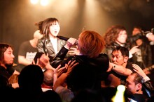 フロアにダイブする成田大致（THE 夏の魔物）。（撮影：西槙太一）