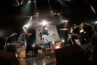 “SEXYジャンプ”をする忘れらんねえよとサポートメンバー。