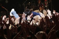 ダイブする柴田隆浩（Vo, G）。