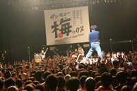 観客の上に立つ柴田隆浩（Vo, G）。