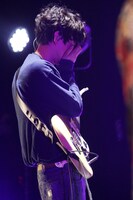 手で顔を覆う柴田隆浩（Vo, G）。