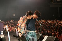 肩を組んで退場する梅津拓也（B）と柴田隆浩（Vo, G）。