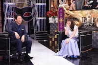 左から有吉弘行、仁藤萌乃。 (c)日本テレビ