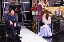 左から有吉弘行、仁藤萌乃。 (c)日本テレビ