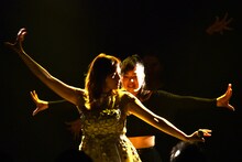 ダンサーを従えパフォーマンスする篠崎愛。