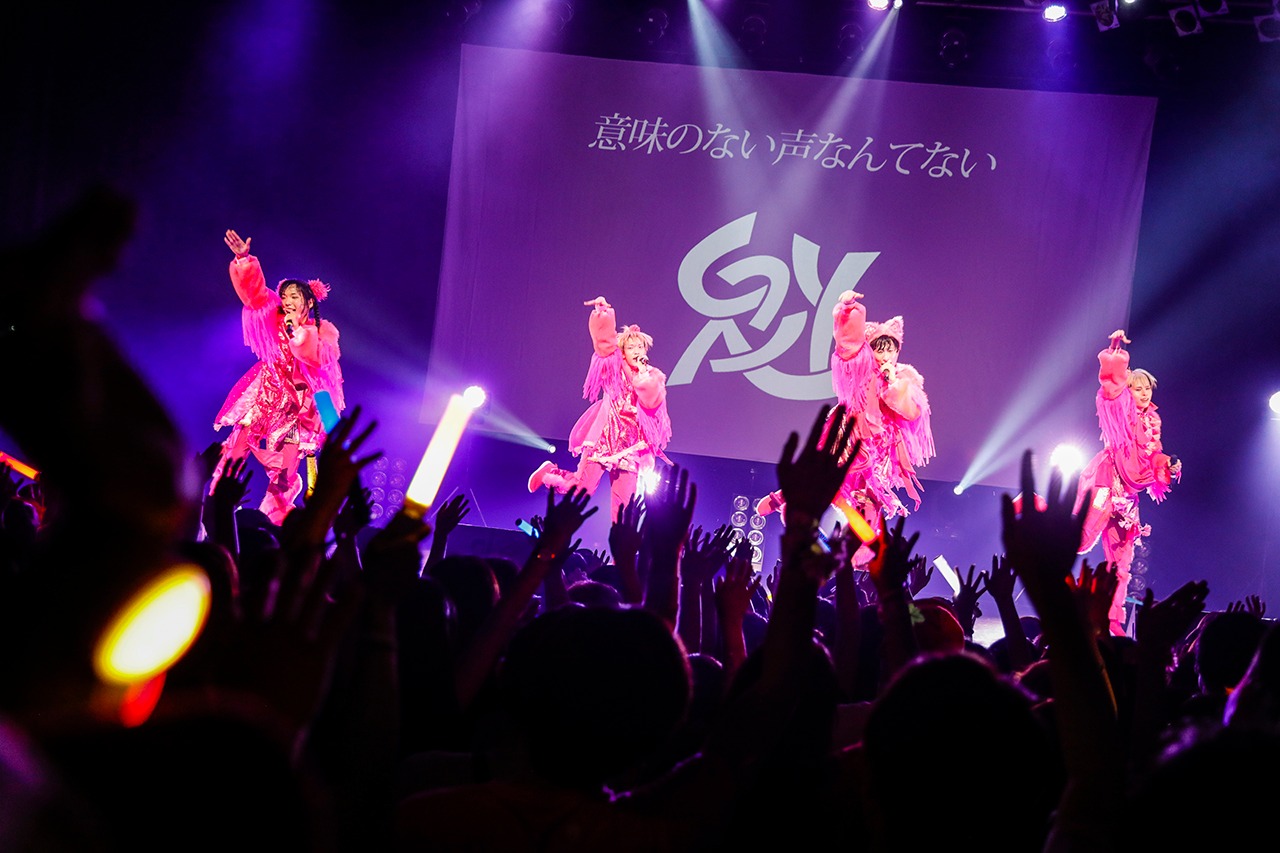 「二丁目の魁カミングアウトの絶対に埋まらないワンマンライブ in Shibuya O-EAST」の様子。（撮影：タマイシンゴ）