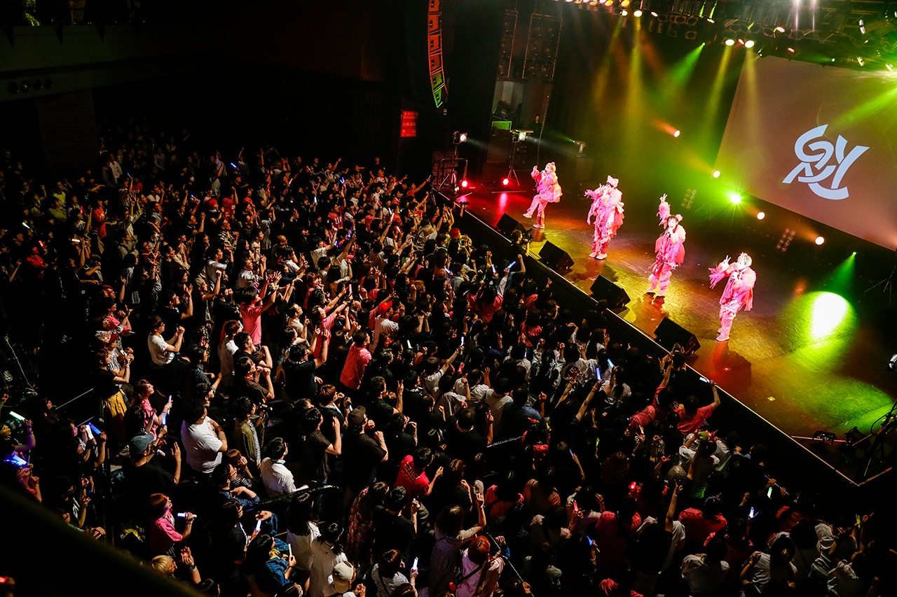 「二丁目の魁カミングアウトの絶対に埋まらないワンマンライブ in Shibuya O-EAST」の様子。（撮影：タマイシンゴ）