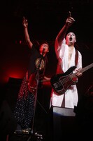 左から和嶋慎治、鈴木研一。