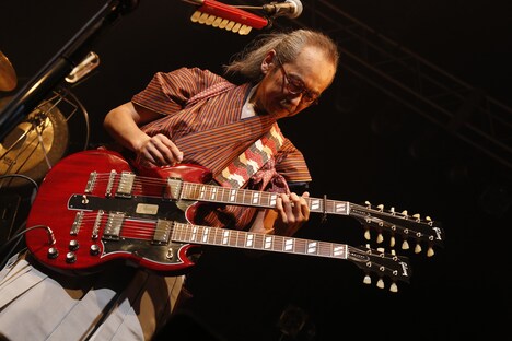 ギブソン製ダブルネックギターを弾く和嶋慎治。