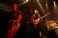 左から和嶋慎治、鈴木研一。