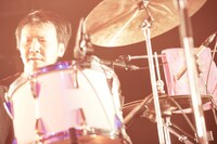 藤田勇（Dr）（撮影：中野敬久）