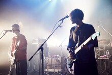 木下理樹（Vo, G）と戸高賢史（G）。（撮影：中野敬久）