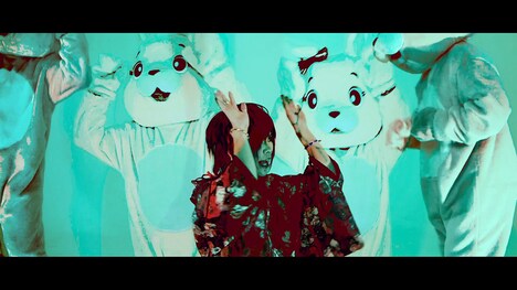 ヒステリックパニック「Love it!」ミュージックビデオのワンシーン。