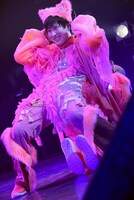 「シワの数だけ被GAY妄想」の曲中に腹筋をするミキティー本物。（撮影：タマイシンゴ）