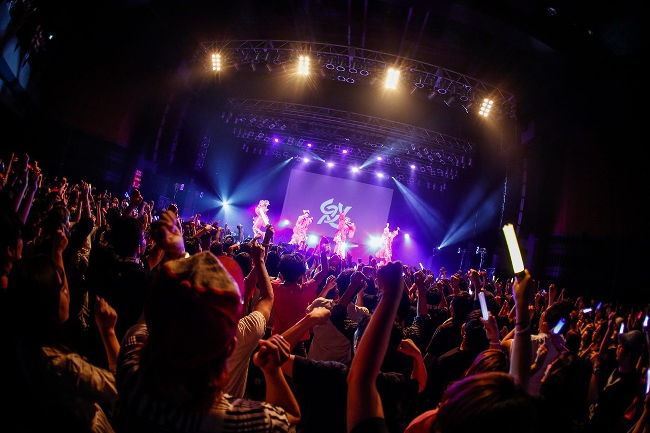 「二丁目の魁カミングアウトの絶対に埋まらないワンマンライブ in Shibuya O-EAST」の様子。（撮影：タマイシンゴ）