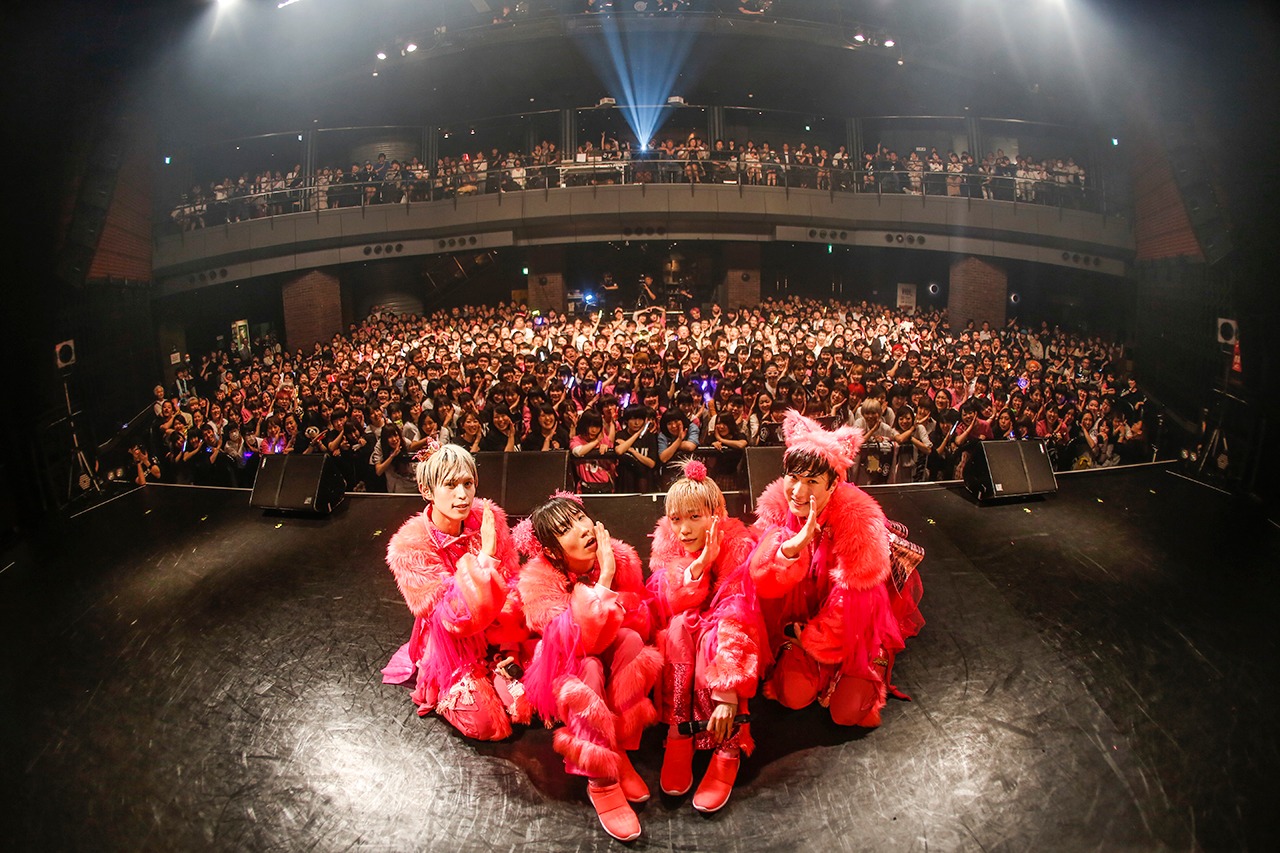 「二丁目の魁カミングアウトの絶対に埋まらないワンマンライブ in Shibuya O-EAST」で撮影された記念写真。（撮影：タマイシンゴ）