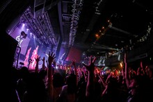 「二丁目の魁カミングアウトの絶対に埋まらないワンマンライブ in Shibuya O-EAST」の様子。（撮影：タマイシンゴ）